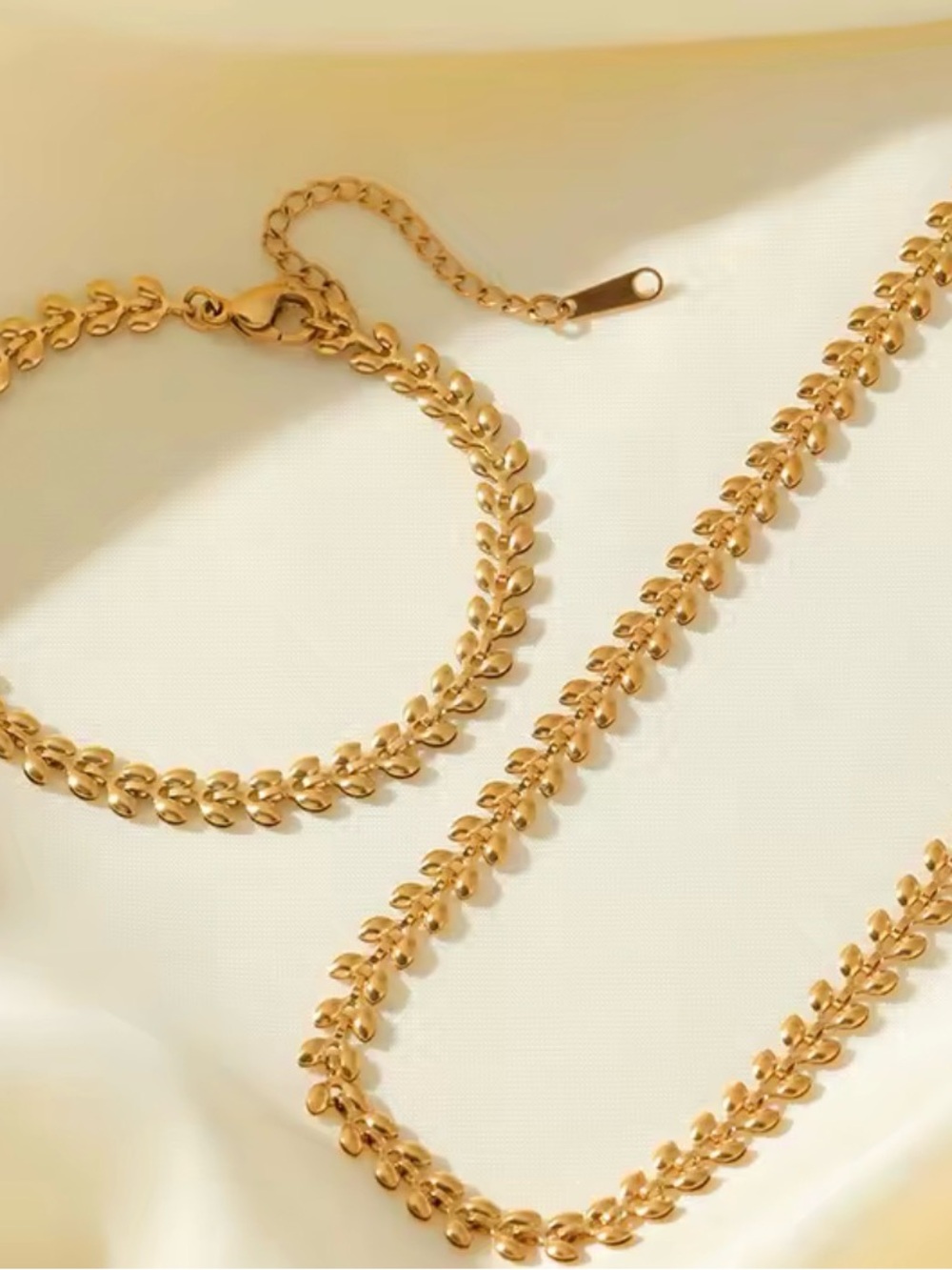Elegant gold Necklace and Bracelet Set - Elegant Women's Jewelry - Picture 2 of 4
